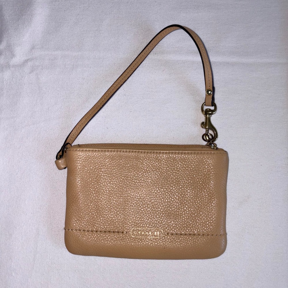 Coach Wristlet Pouch Tan Excellent Pebbled Leather Gold Logo Zip Top Small